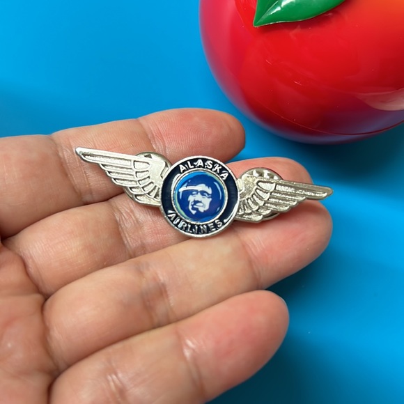 🖤ALASKA AIRLINES lapel pin - Picture 2 of 8